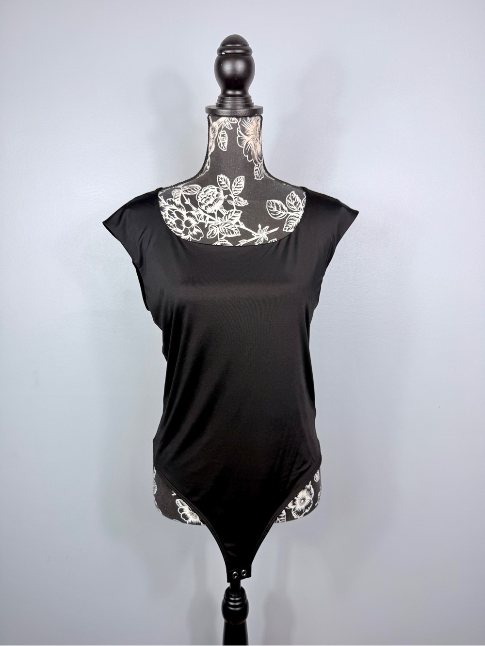 Express black scoop neck body contour cap sleeve slimming bodysuit size large